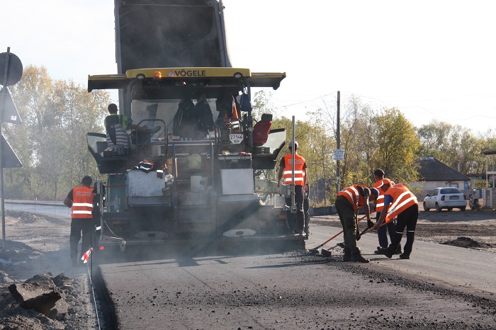 Укладання нижнього шару на дорозі від Старобільська до Новоайдару майже закінчено