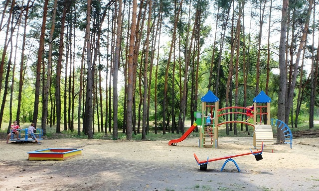 дитячий майданчик